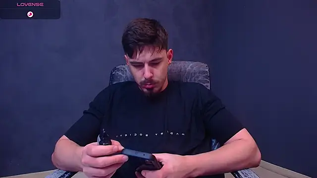 Snapshot of EnzoRace chatting on December 16, 2025, 6:07 am EnzoRace online show from December 16, 2025, 6:07 am