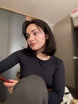 SaraLow online show from March 26, 2026, 12:33 pm