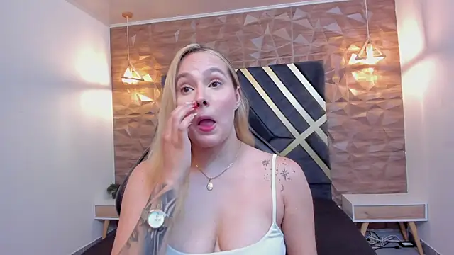 Snapshot of Emmaa_white_ chatting on December 17, 2025, 6:03 pm Emmaa white online show from December 17, 2025, 6:03 pm