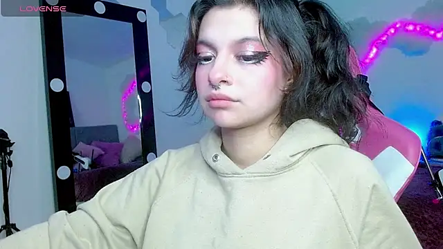 Snapshot of larah_uwu chatting on October 23, 2025, 8:18 pm larah uwu online show from October 23, 2025, 8:18 pm