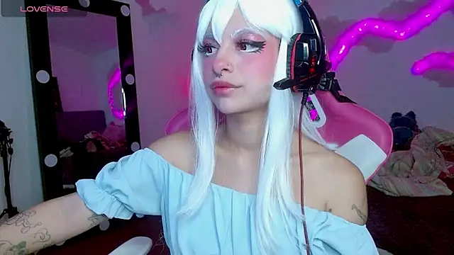 Snapshot of larah_uwu chatting on October 24, 2025, 6:59 pm larah uwu online show from October 24, 2025, 6:59 pm