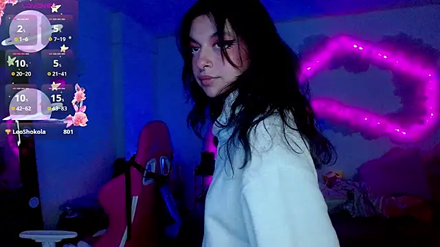 Snapshot of larah_uwu chatting on October 27, 2025, 7:40 pm larah uwu online show from October 27, 2025, 7:40 pm