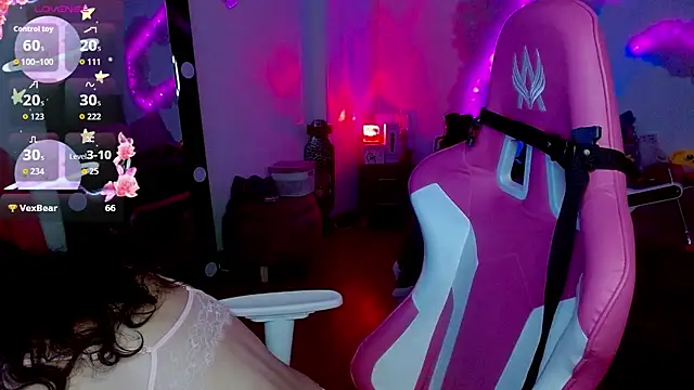 Snapshot of larah_uwu chatting on November 4, 2025, 6:51 pm larah uwu online show from November 4, 2025, 6:51 pm