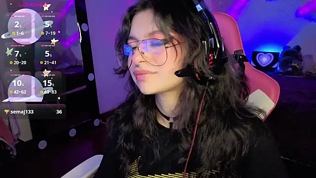 Snapshot of larah_uwu chatting on November 8, 2025, 8:18 pm larah uwu online show from November 8, 2025, 8:18 pm