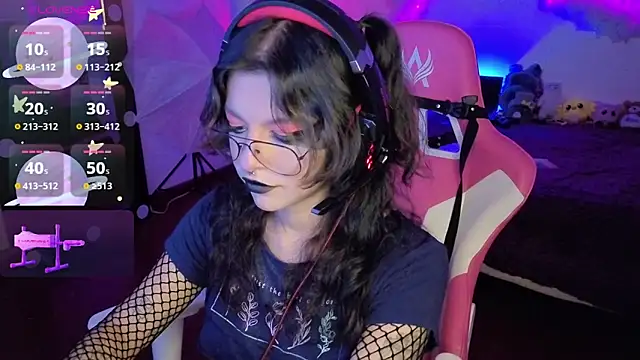 Snapshot of larah_uwu chatting on November 12, 2025, 7:24 pm larah uwu online show from November 12, 2025, 7:24 pm