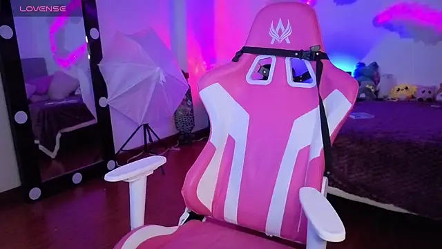 Snapshot of larah_uwu chatting on November 13, 2025, 7:13 pm larah uwu online show from November 13, 2025, 7:13 pm