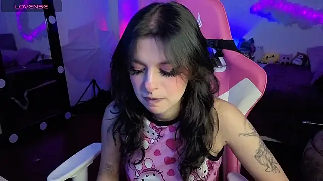 Snapshot of larah_uwu chatting on November 22, 2025, 7:35 pm larah uwu online show from November 22, 2025, 7:35 pm