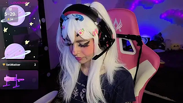 Snapshot of larah_uwu chatting on December 2, 2025, 12:43 pm larah uwu online show from December 2, 2025, 12:43 pm