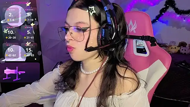 Snapshot of larah_uwu chatting on December 14, 2025, 7:07 pm larah uwu online show from December 14, 2025, 7:07 pm