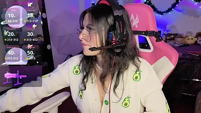 Snapshot of larah_uwu chatting on December 15, 2025, 7:29 pm larah uwu online show from December 15, 2025, 7:29 pm