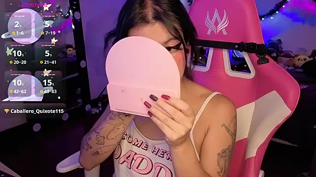 Snapshot of larah_uwu chatting on December 18, 2025, 7:53 pm larah uwu online show from December 18, 2025, 7:53 pm