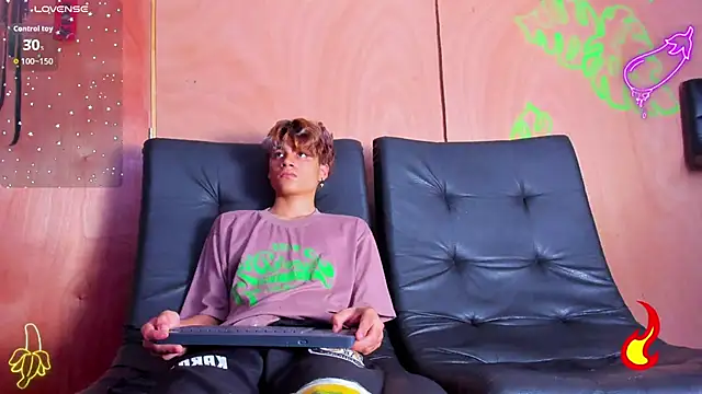 Snapshot of spicy_adonhis chatting on November 18, 2025, 12:31 pm spicy adonhis online show from November 18, 2025, 12:31 pm