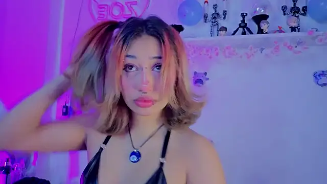 zoelight18 online show from December 5, 2025, 7:32 pm