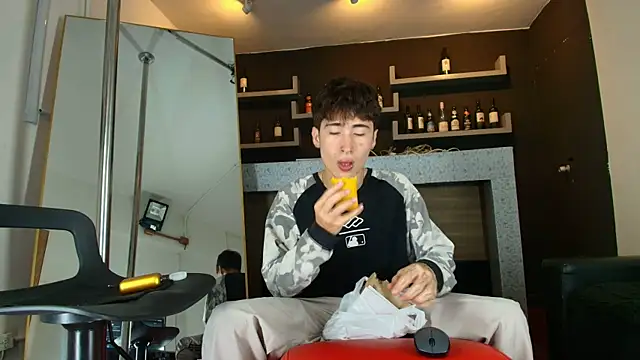 Snapshot of _DantFox_ chatting on October 6, 2025, 8:17 pm DantFox online show from October 6, 2025, 8:17 pm