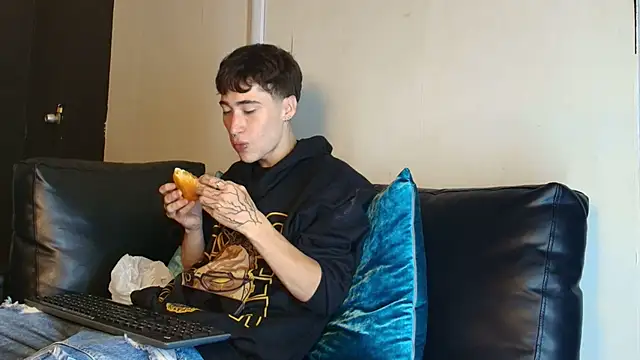 Snapshot of _DantFox_ chatting on November 25, 2025, 8:20 pm DantFox online show from November 25, 2025, 8:20 pm