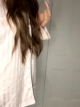 Snapshot of AlitaNova chatting on November 26, 2025, 9:05 pm AlitaNova online show from November 26, 2025, 9:05 pm