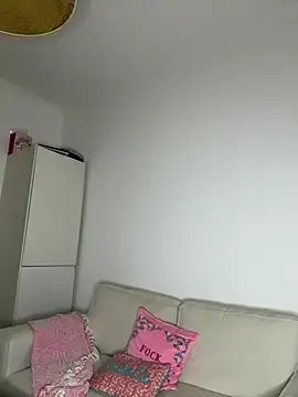 Snapshot of AlitaNova chatting on December 1, 2025, 8:47 pm AlitaNova online show from December 1, 2025, 8:47 pm