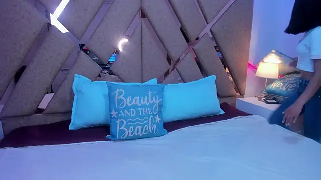 BelhaLawuo online show from November 14, 2025, 9:02 pm