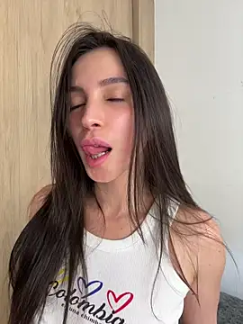 karinasantos  online show from May 16, 2026, 5:34 pm