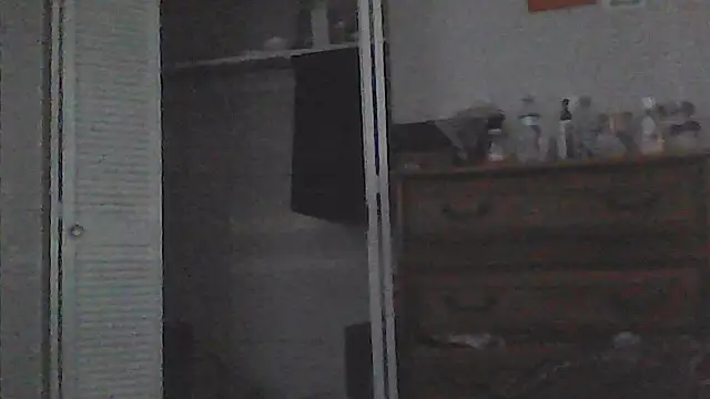 sarahkat86 online show from April 16, 2026, 9:39 pm