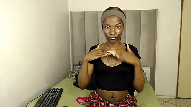 Trans fairy online show from November 29, 2025, 6:22 pm