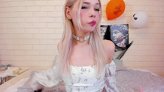 Blondy Fina online show from November 6, 2025, 4:46 am