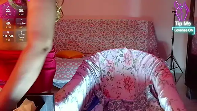 Snapshot of cococouple7 chatting on December 19, 2025, 7:04 am cococouple7 online show from December 19, 2025, 7:04 am