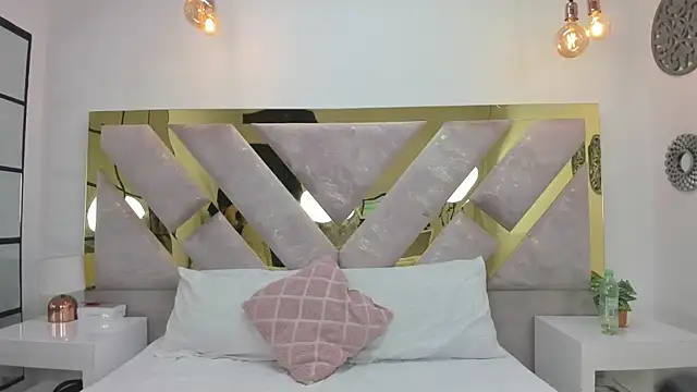 BriannaHill  online show from December 19, 2025, 12:34 pm