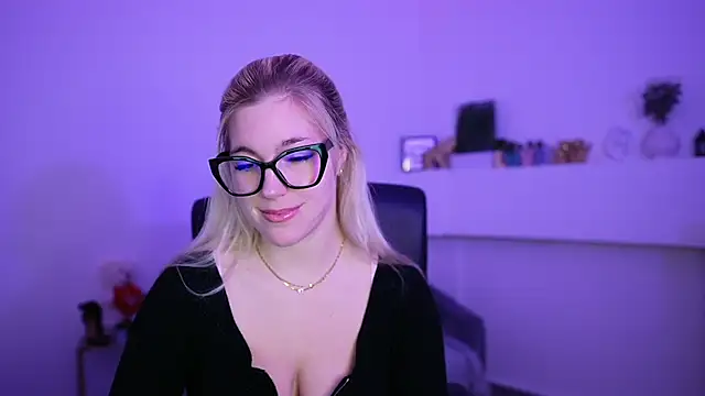 leokitty  online show from April 14, 2026, 1:06 pm