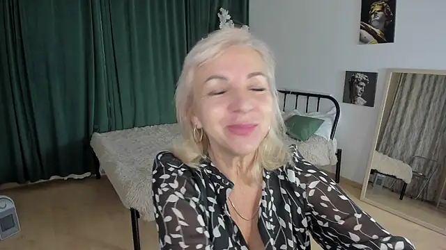 Snapshot of LiliaMoons chatting on November 30, 2025, 9:02 am LiliaMoons online show from November 30, 2025, 9:02 am