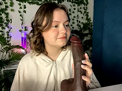 Snapshot of MoonIvy_ chatting on November 21, 2025, 6:17 pm MoonIvy online show from November 21, 2025, 6:17 pm