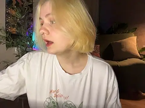 Snapshot of MoonIvy_ chatting on April 30, 2026, 6:47 pm MoonIvy online show from April 30, 2026, 6:47 pm