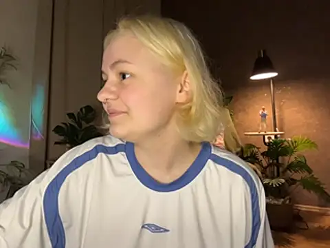 Snapshot of MoonIvy_ chatting on May 4, 2026, 5:09 pm MoonIvy online show from May 4, 2026, 5:09 pm