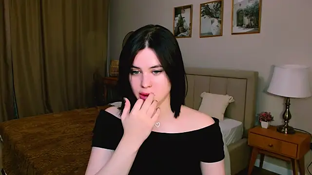 lil angel  online show from February 11, 2026, 11:32 pm