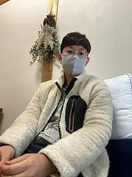 tom19899q online show from November 21, 2025, 9:57 pm