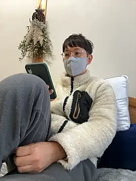 tom19899q online show from December 4, 2025, 10:29 pm