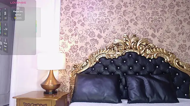 VioletLux online show from November 15, 2025, 7:43 pm