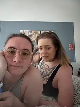 Snapshot of AndHerXO chatting on May 1, 2026, 3:05 pm AndHerXO online show from May 1, 2026, 3:05 pm