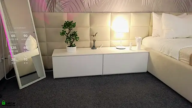 LolaPrise online show from December 3, 2025, 1:35 am