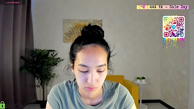 FlirtyAura online show from May 19, 2026, 3:46 am