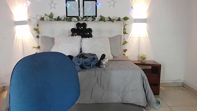 Megan 05  online show from February 15, 2026, 6:59 pm