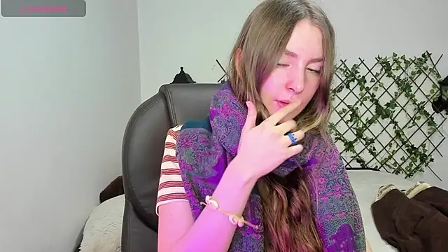 velvet  moon online show from February 12, 2026, 11:00 pm