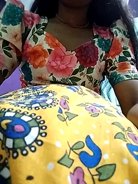 Snapshot of Naina_04 chatting on October 6, 2025, 5:43 pm Naina 04 online show from October 6, 2025, 5:43 pm