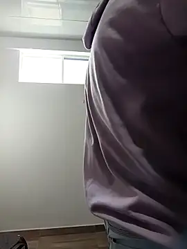 stivenlujan69 online show from February 2, 2026, 7:23 pm