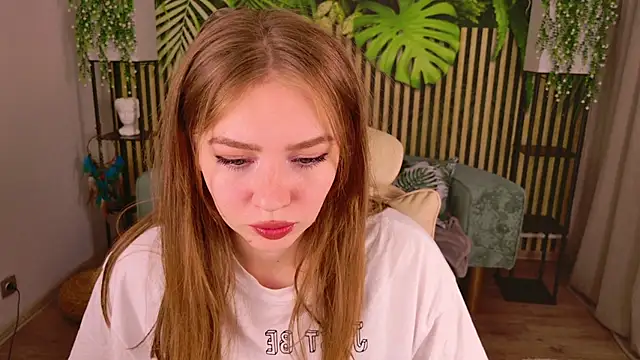 Snapshot of Moon__Bunny chatting on September 8, 2025, 4:17 pm Moon Bunny online show from September 8, 2025, 4:17 pm