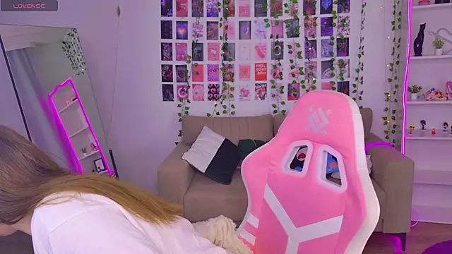 Moon  Bunny online show from April 15, 2026, 3:19 pm