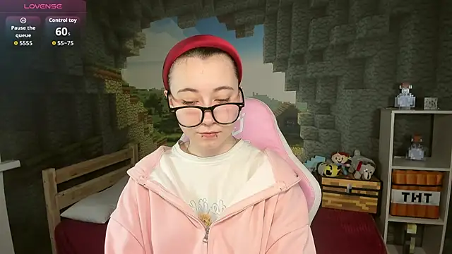 Snapshot of ClaraParks chatting on January 5, 2026, 6:33 pm ClaraParks online show from January 5, 2026, 6:33 pm