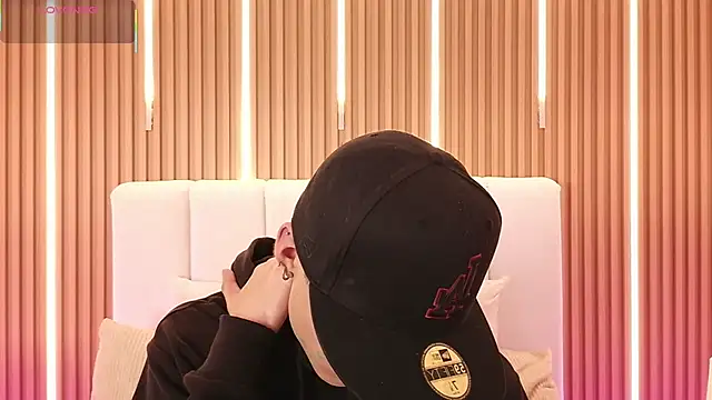 Dulcey  online show from April 5, 2026, 4:53 am