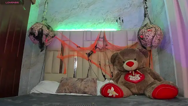 NikkyyRed online show from November 3, 2025, 4:25 am