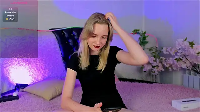 EllaBloom online show from October 22, 2025, 4:07 pm